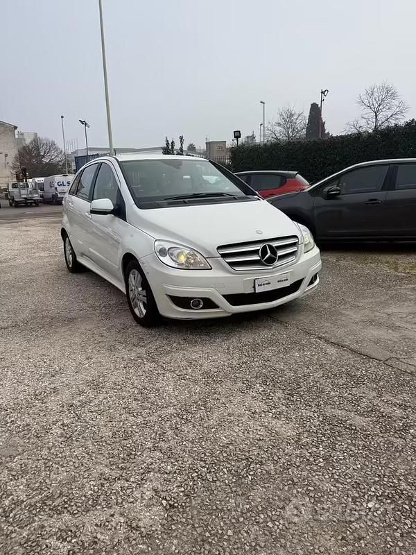 Usata Mercedes A180 Premium 109 CV (80 kW) 2011 Bianco Berlina
