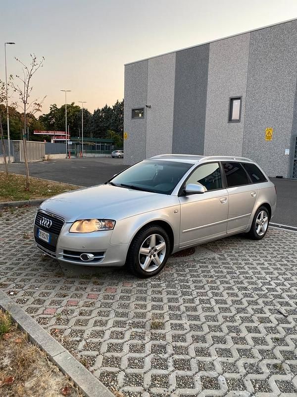 Grigio Usata 2005 Audi A4 Tre volumi | 2300 € (Buon prezzo) - Immagine 1/4