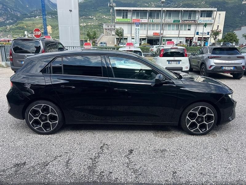 Usata Opel Astra Ultimate 131 CV (96 kW) 2024 Nero Berlina