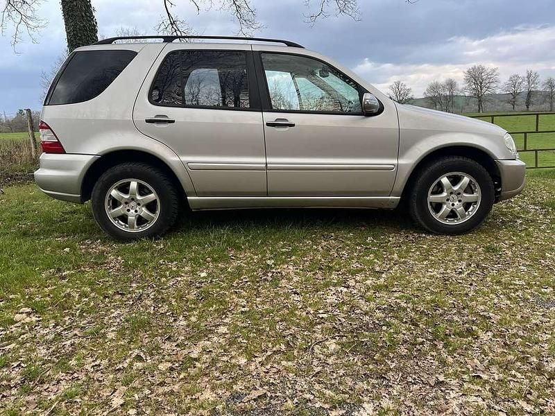 Usata Mercedes ML400 SE 250 CV (183 kW) 2004 Argento SUV