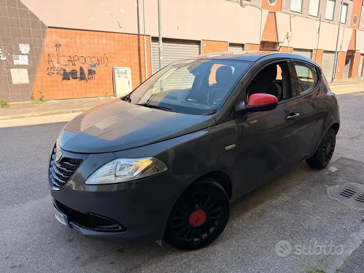 Usata Lancia Ypsilon 95 CV (69 kW) 2015 Grigio Utilitaria