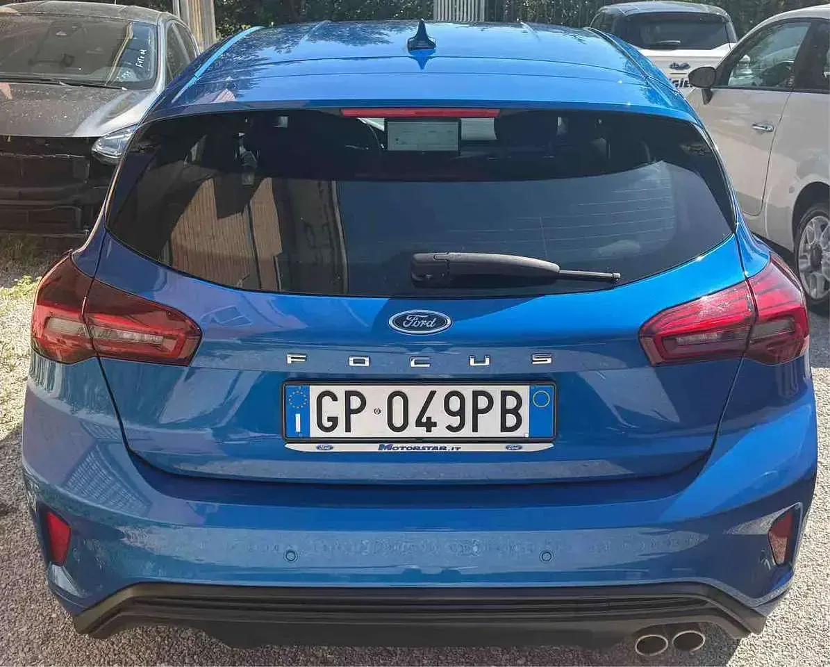 Usata Ford Focus ST-Line 116 CV (85 kW) 2023 Desert island blu Berlina
