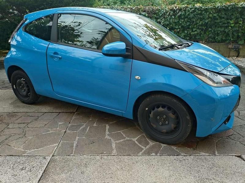 Usata 2017 Toyota Aygo Due volumi | 7900 € (Ottimo prezzo) - Immagine 1/4