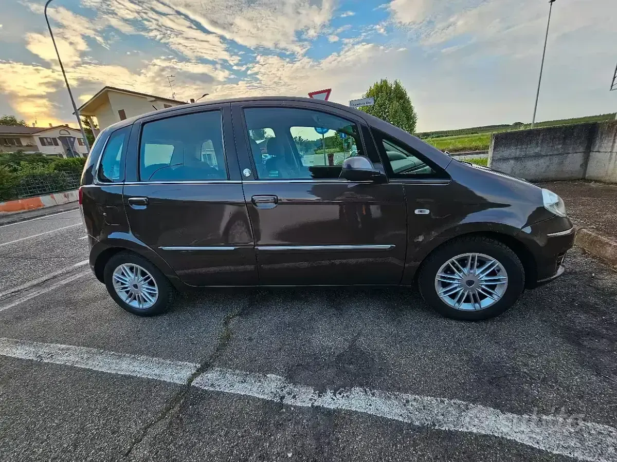 Usata Lancia Musa 95 CV (69 kW) 2010 Marrone Monovolume