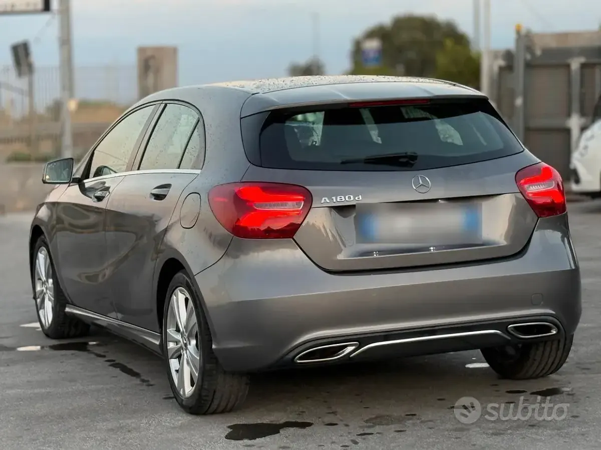 Gebraucht Mercedes A180 Premium 109 PS (80 kW) 2018 Grau Limousine