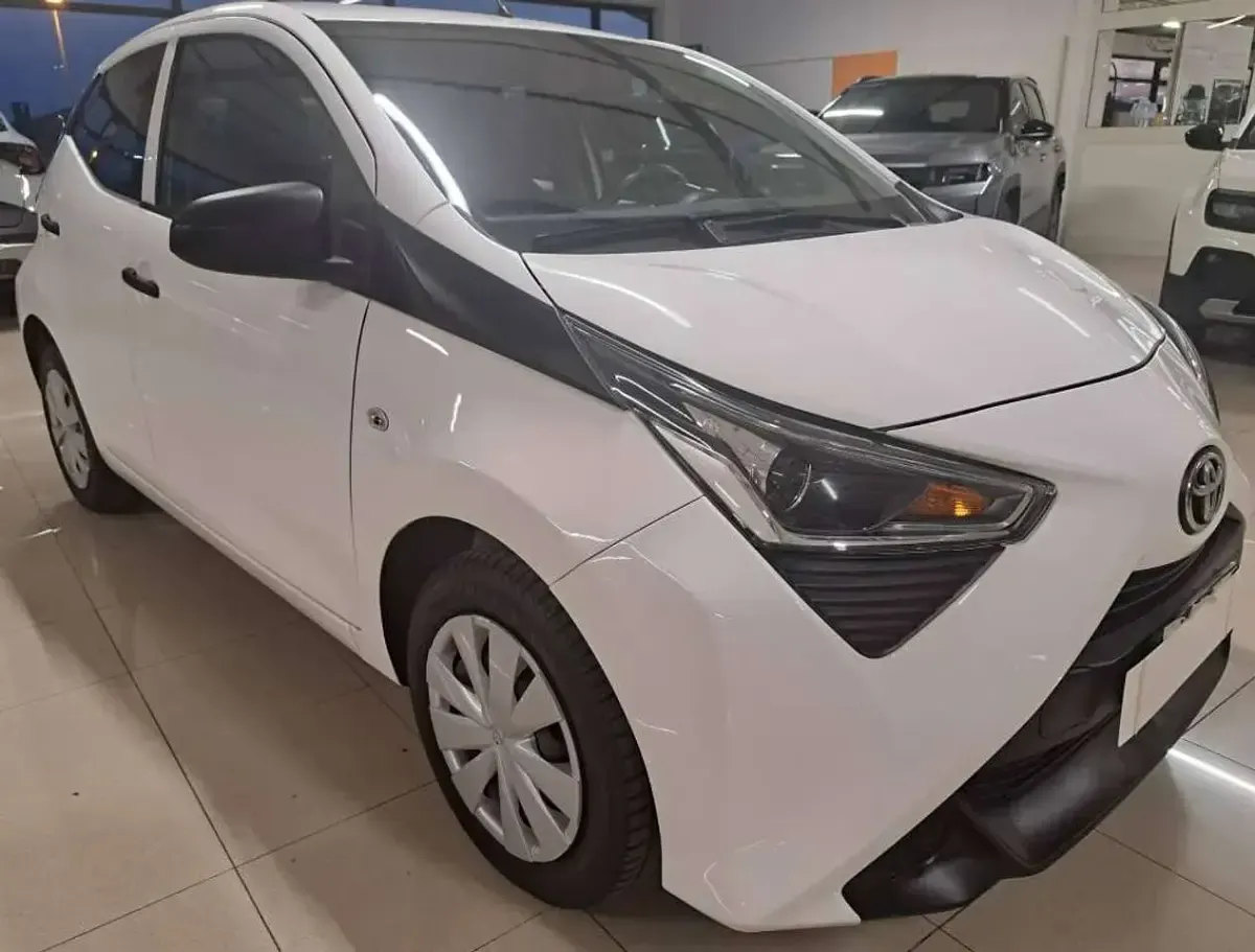 Usata Toyota Aygo Cool 72 CV (52 kW) 2021 Bianco gelato pastello extra Utilitaria