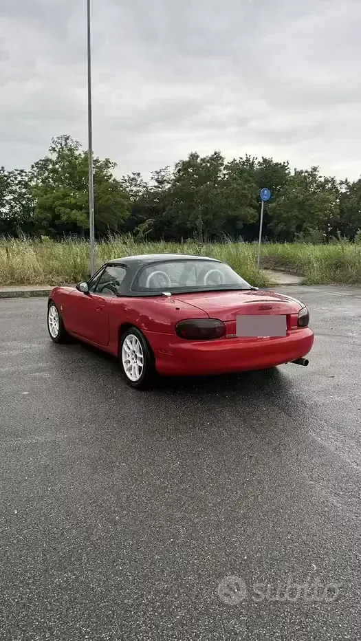 Usata Mazda MX5 110 CV (80 kW) 1999 Rosso Cabrio