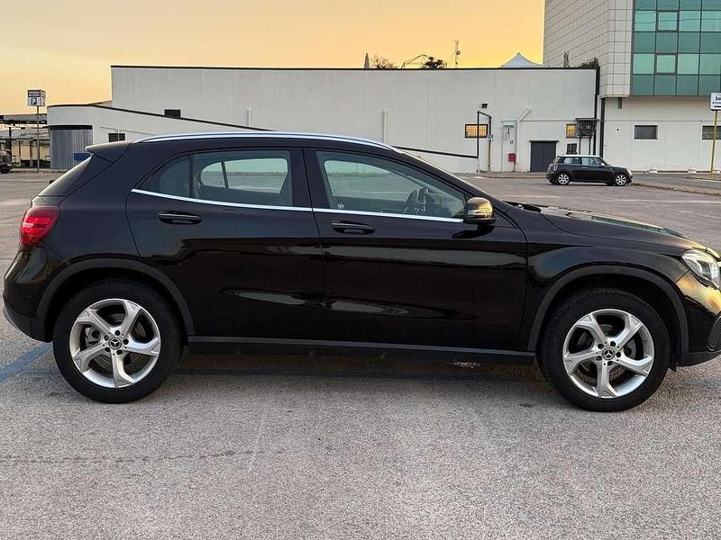 Usata Mercedes GLA200 136 CV (100 kW) 2019 Nero SUV