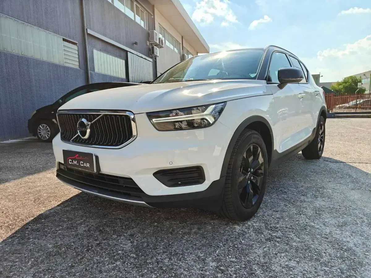 Usata Volvo XC40 Momentum 129 CV (94 kW) 2022 Bianco SUV