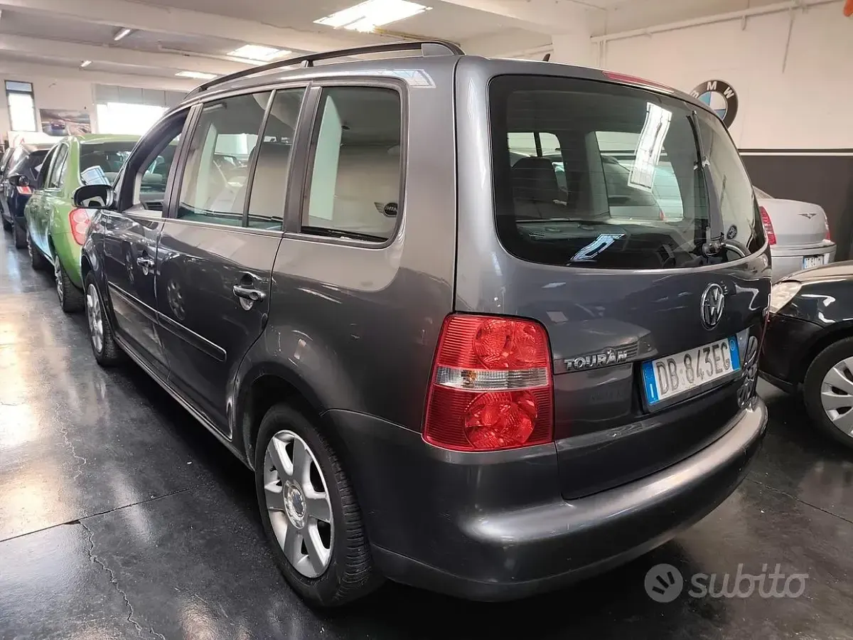 Usata VW Touran Highline 105 CV (77 kW) 2006 Grigio Monovolume