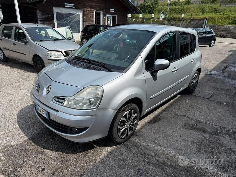 Argento Usata 2011 Renault Modus Monovolume | 3300 € (Buon prezzo) - Immagine 1/4