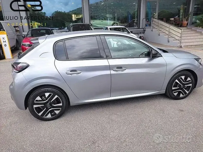 Usata Peugeot 208 Allure 102 CV (75 kW) 2025 Grigio Utilitaria