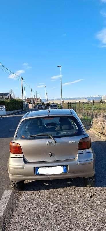 Usata Toyota Yaris 75 CV (55 kW) 2003 Grigio Berlina