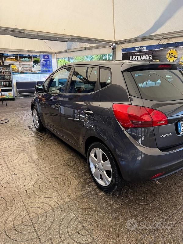 Usata Kia Venga 90 CV (66 kW) 2013 Grigio Utilitaria