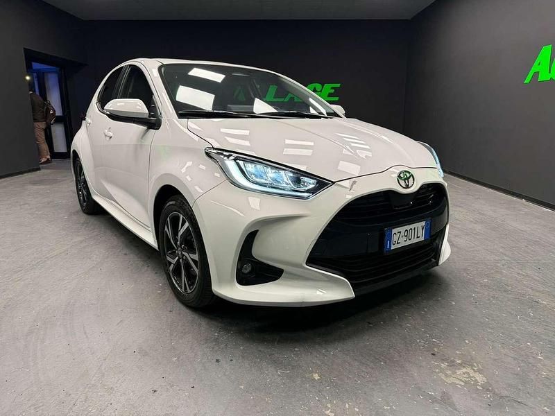 Bianco Usata 2025 Toyota Yaris Hybrid Trend Tre volumi | 21.490 € (Buon prezzo) - Immagine 1/4