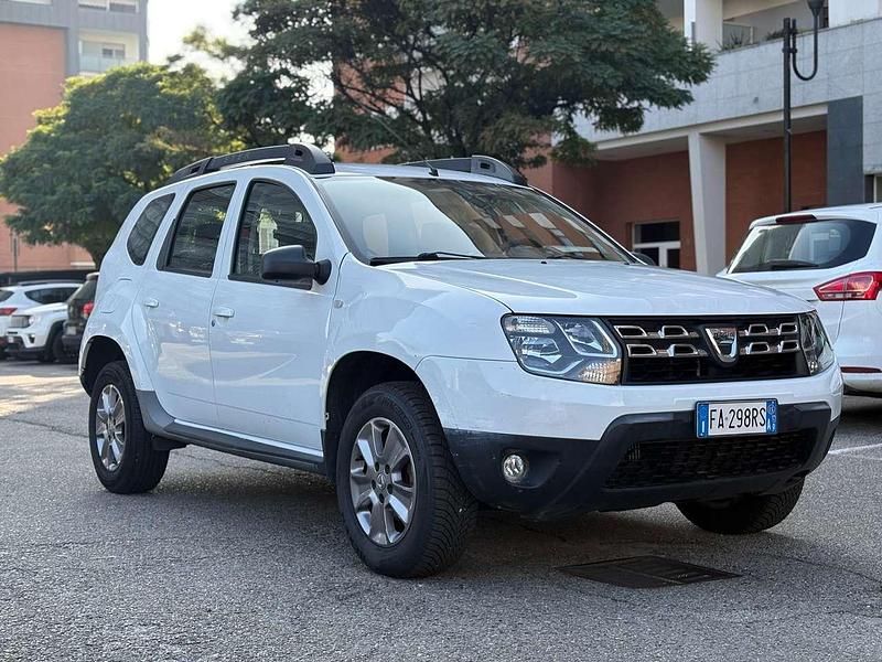 Bianco Usata 2015 Dacia Duster Lauréate SUV | 6900 € (Buon prezzo) - Immagine 1/4