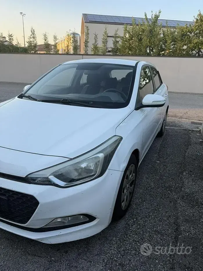 Usata Hyundai i20 85 CV (62 kW) 2016 Bianco Utilitaria