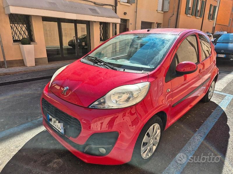 Usata Peugeot 107 Active 68 CV (50 kW) 2012 Rosso Utilitaria