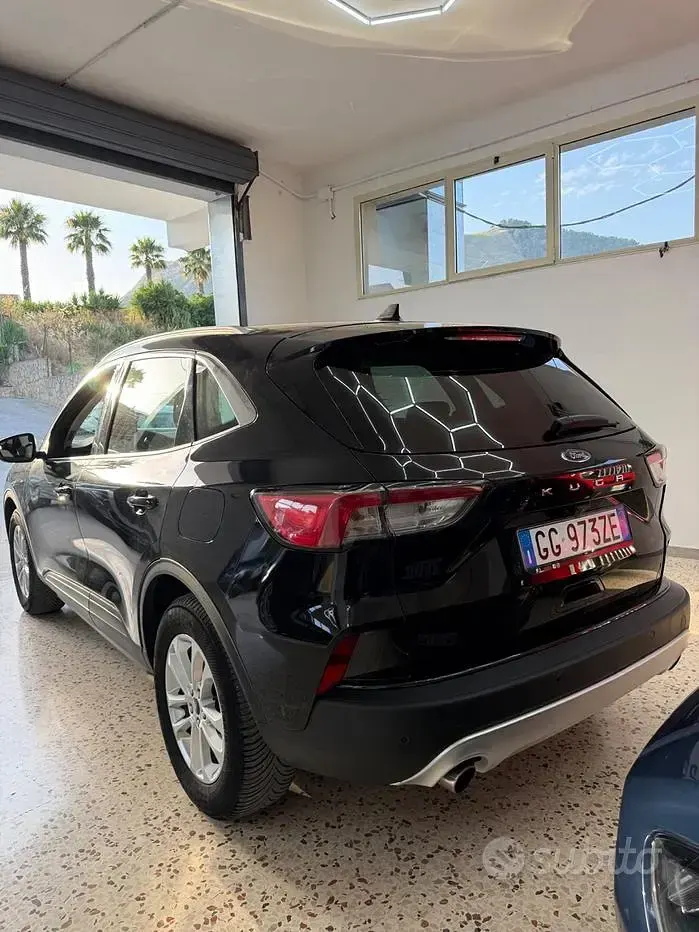 Usata Ford Kuga 120 CV (88 kW) 2021 Nero SUV