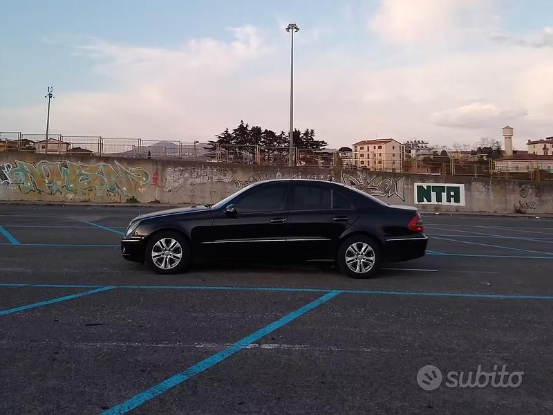Usata Mercedes E200 Elegance 136 CV (100 kW) 2007 Nero Berlina