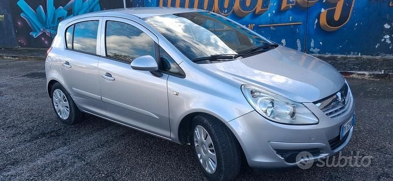 Grigio Usata 2007 Opel Corsa Tre volumi | 2800 € (Buon prezzo) - Immagine 1/3