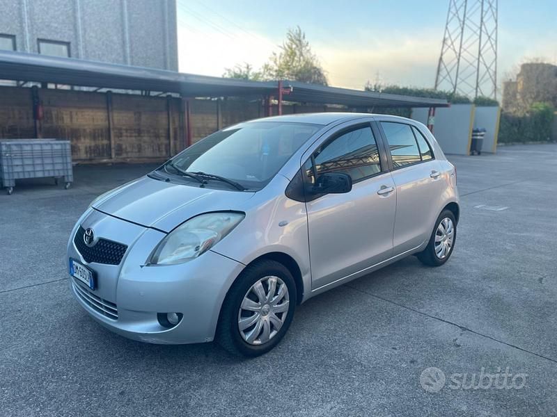 Usata Toyota Yaris 87 CV (63 kW) 2007 Grigio Utilitaria