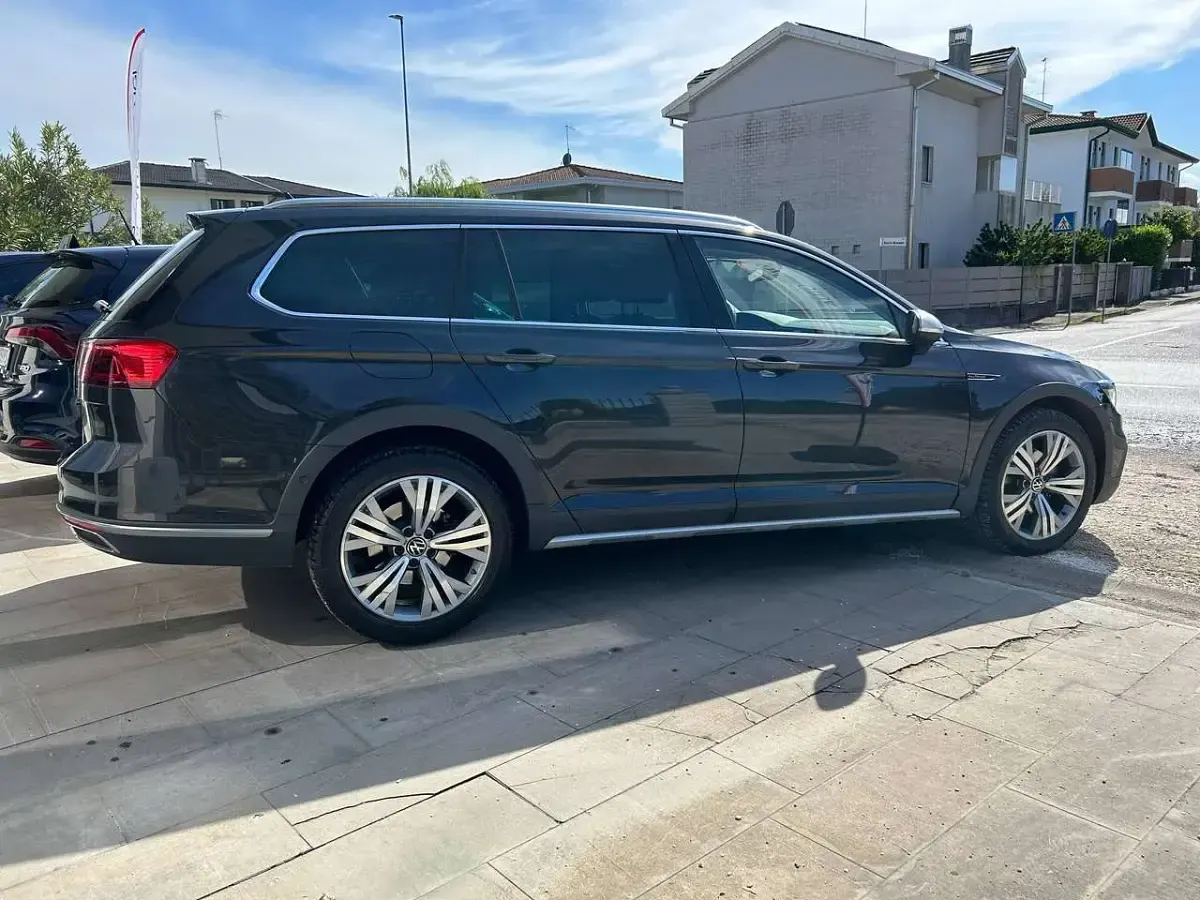 Usata VW Passat Alltrack 200 CV (147 kW) 2021 Grigio Station wagon