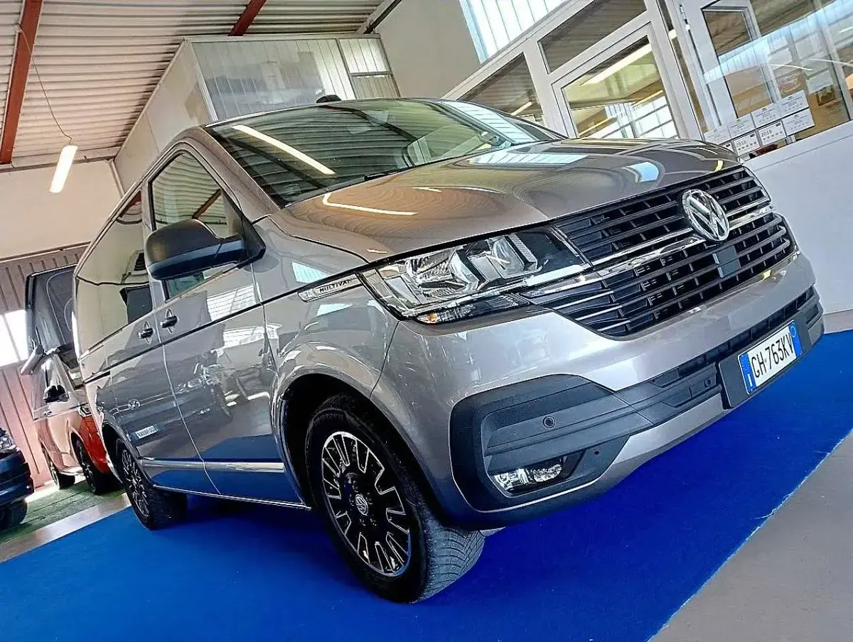 Usata VW Multivan 150 CV (110 kW) 2022 Grigio mojave met Monovolume