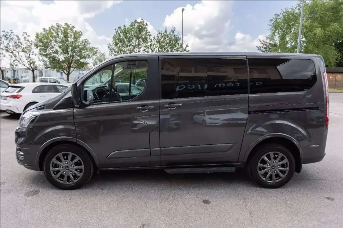 Usata Ford Tourneo Titanium 131 CV (96 kW) 2022 Grigio metallizzato
