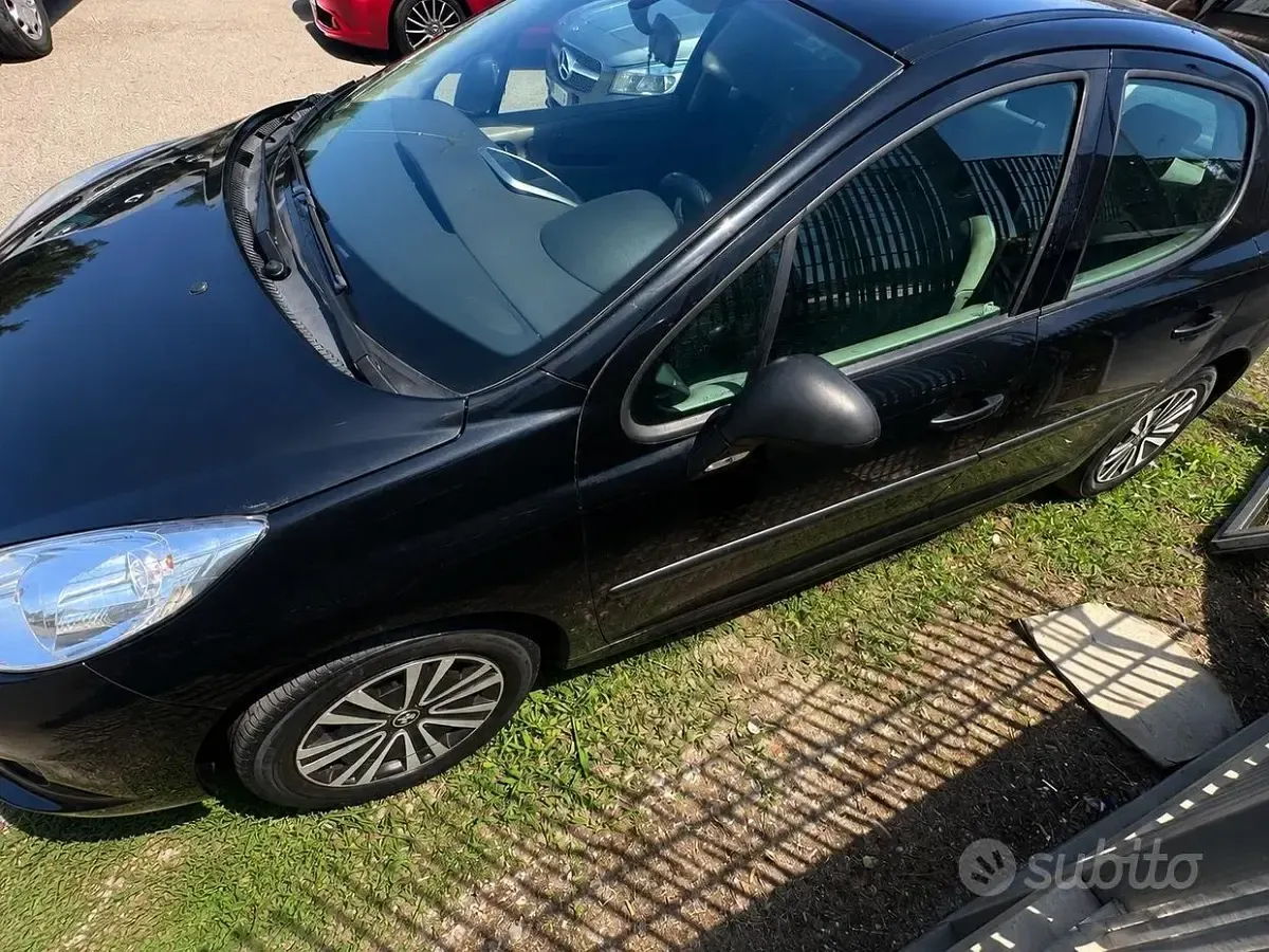 Usata Peugeot 207 68 CV (50 kW) 2007 Nero Berlina