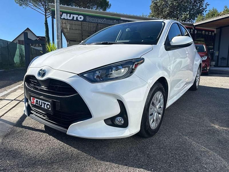 Usata Toyota Yaris Hybrid Active 92 CV (67 kW) 2022 Super white Berlina