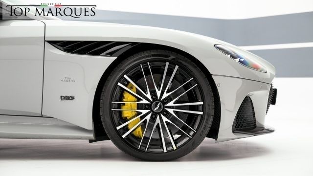 Usata Aston Martin DBS 725 CV (533 kW) 2023 Grigio pastello Coupé