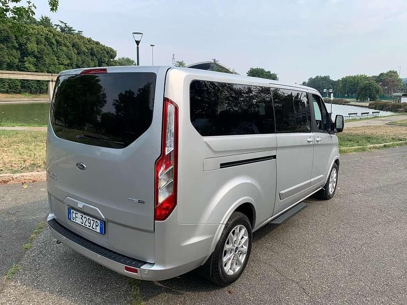 Usata Ford Tourneo Titanium 185 CV (136 kW) 2021 Grigio Monovolume