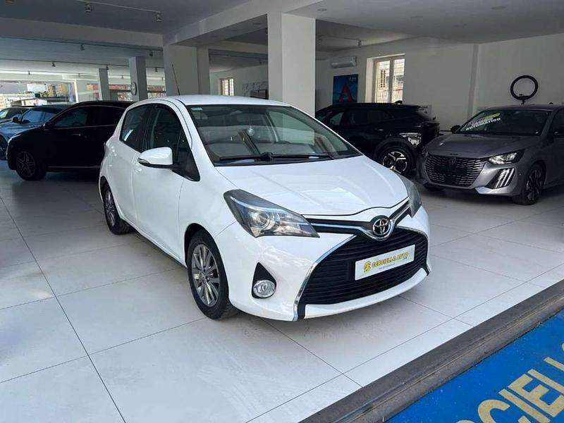 Usata Toyota Yaris Lounge 69 CV (50 kW) 2016 Bianco metallizzato Berlina