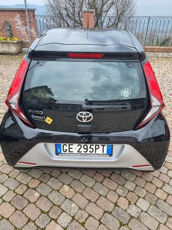 Usata Toyota Aygo Connect Style 72 CV (52 kW) 2021 Nero Utilitaria