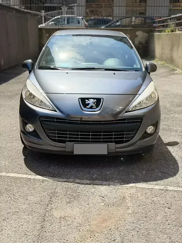 Gebraucht Peugeot 207 Active 92 PS (67 kW) 2011 Grau Limousine