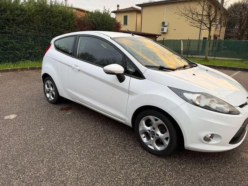 Usata Ford Fiesta 70 CV (51 kW) 2011 Bianco Berlina