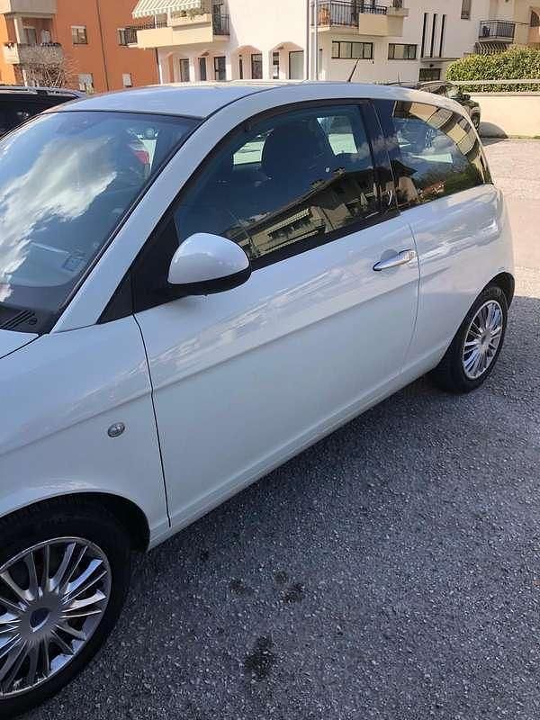 Usata Lancia Ypsilon 60 CV (44 kW) 2010 Bianco Utilitaria