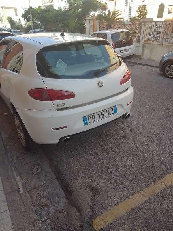 Usata Alfa Romeo 147 Exclusive 120 CV (88 kW) 2006 Bianco Utilitaria