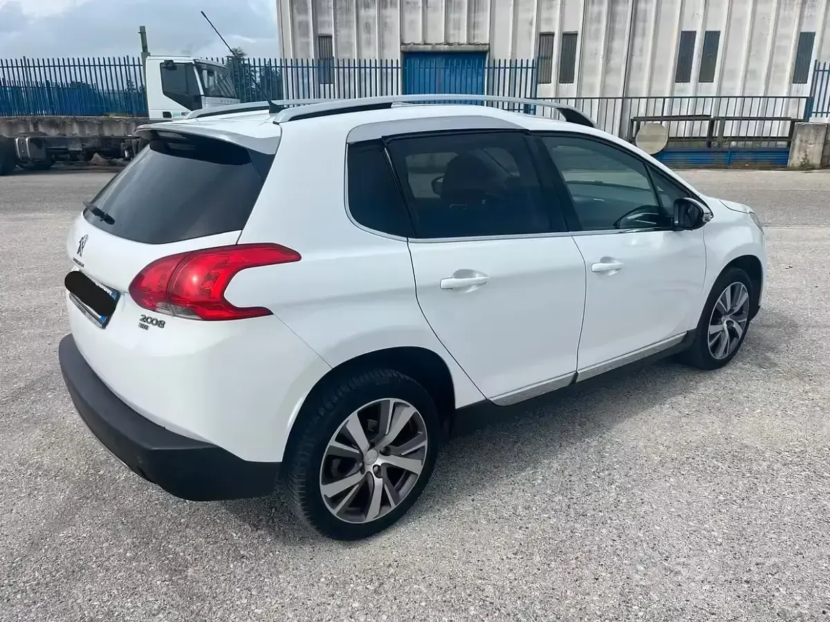 Usata Peugeot 2008 Allure 92 CV (67 kW) 2014 Bianco SUV