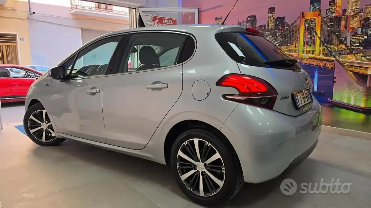 Usata Peugeot 208 Allure 100 CV (73 kW) 2017 Grigio Utilitaria