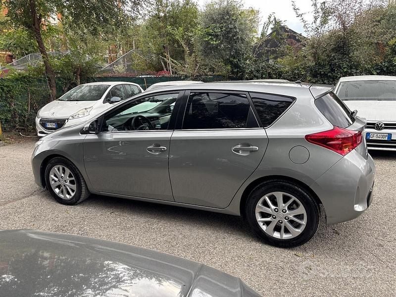 Usata Toyota Auris 89 CV (65 kW) 2013 Grigio Berlina