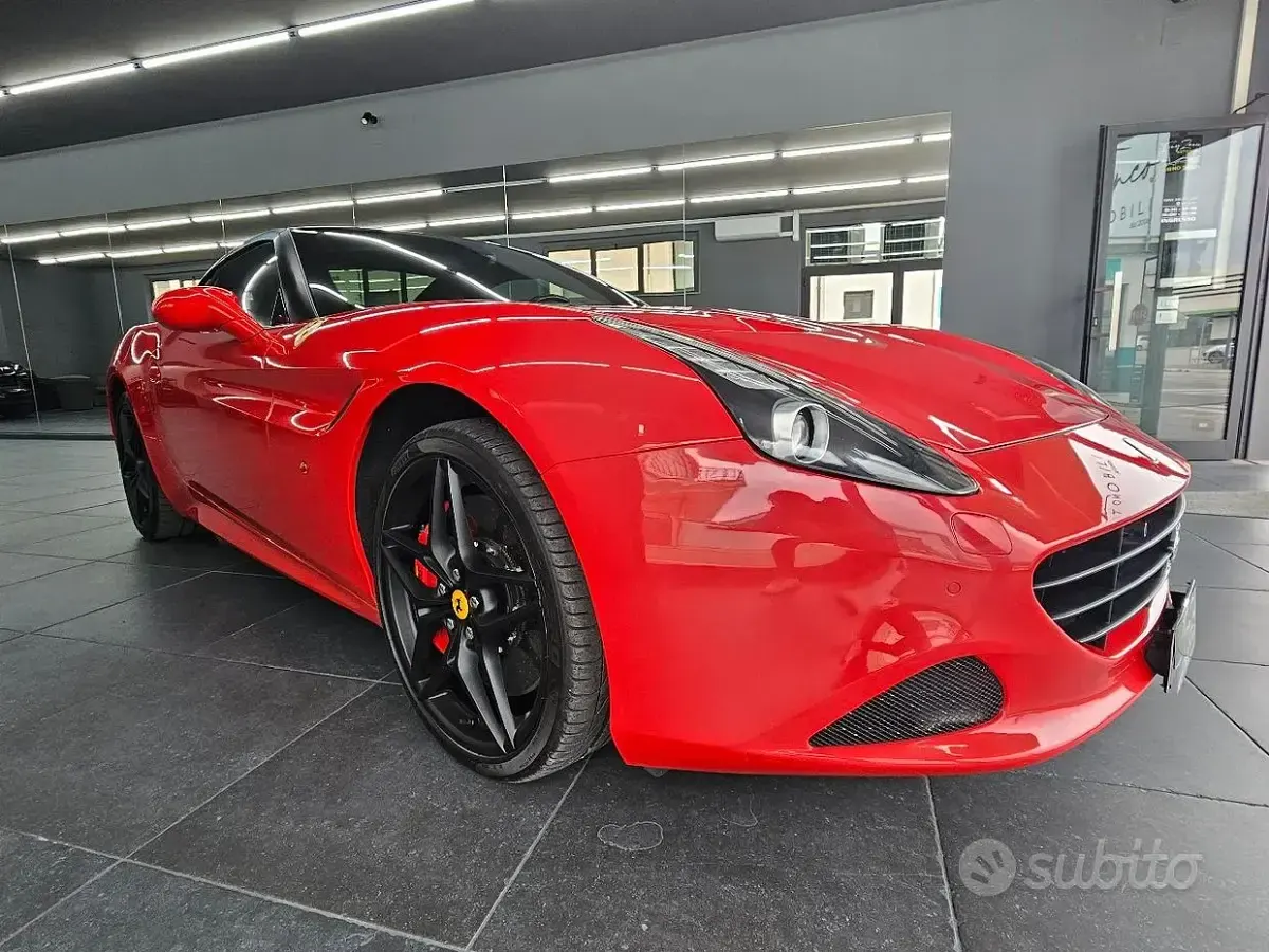 Usata Ferrari California 560 CV (411 kW) 2015 Rosso Cabrio