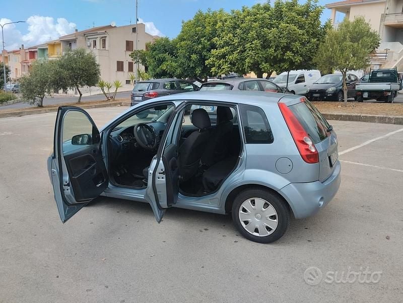 Usata Ford Fiesta Ghia 68 CV (50 kW) 2006 Blu Utilitaria