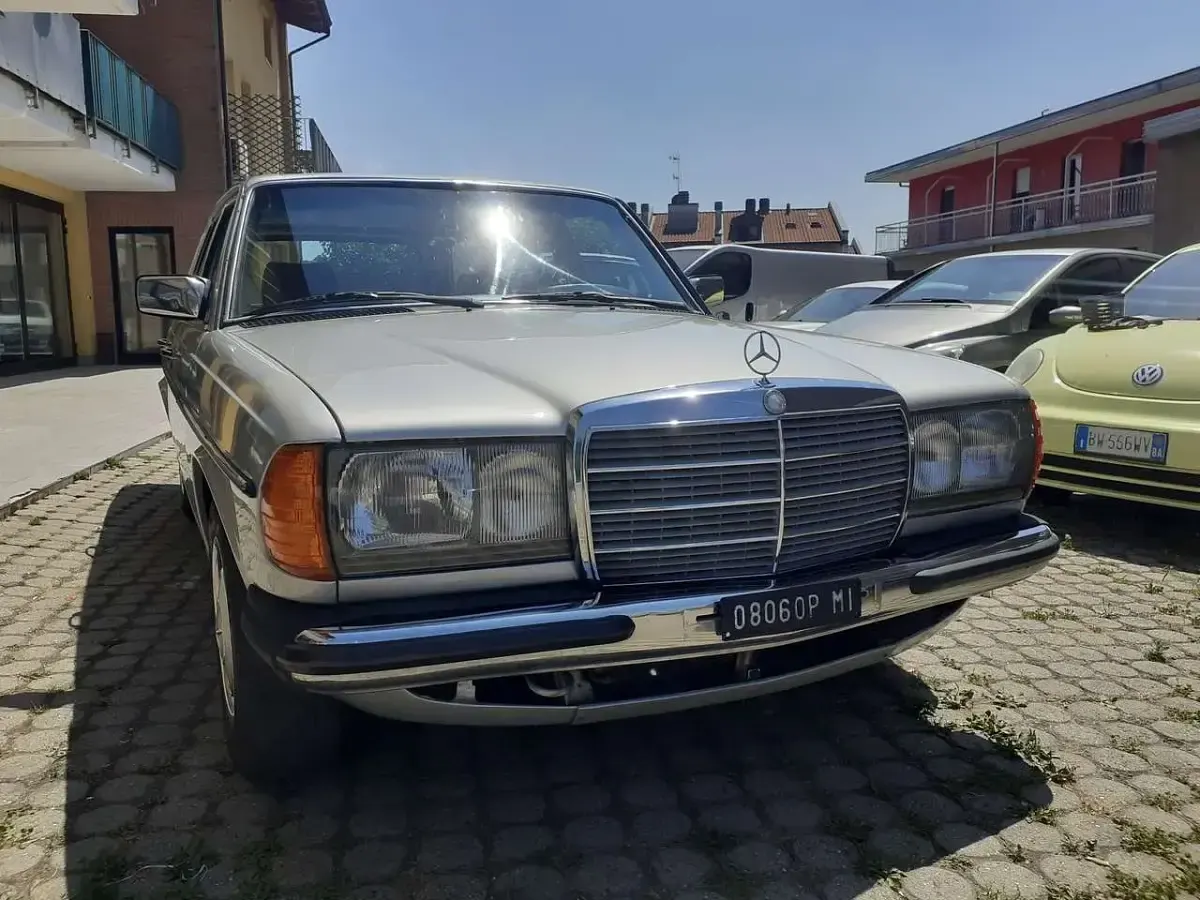 Usata Mercedes 200 109 CV (80 kW) 1981 Argento