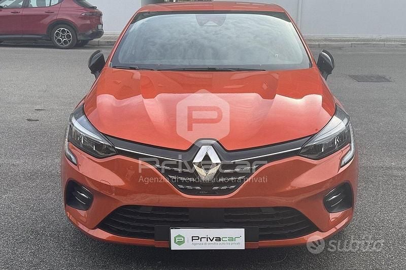 Usata Renault Clio V Techno 145 CV (106 kW) 2023 Arancione Utilitaria