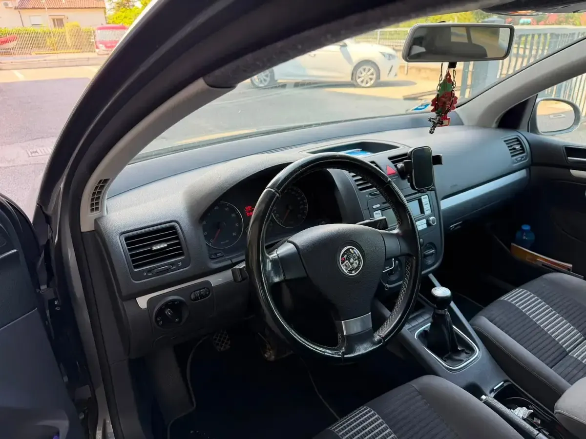 Usata VW Golf V 102 CV (75 kW) 2008 Grigio