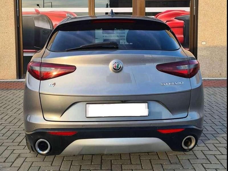 Usata Alfa Romeo Stelvio Executive 209 CV (153 kW) 2017 Grigio SUV
