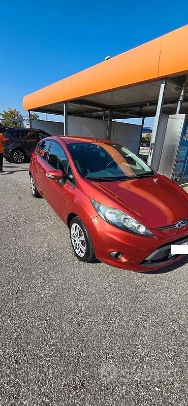 Arancione Usata 2010 Ford Fiesta Titanium Tre volumi | 5500 € (Molto cara) - Immagine 1/4