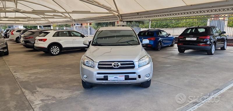 Usata Toyota RAV4 Luxury 177 CV (130 kW) 2006 Argento SUV